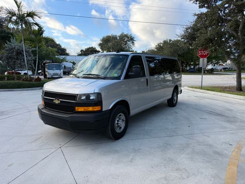 Used 2022 Chevrolet Express 3500 LS image 4
