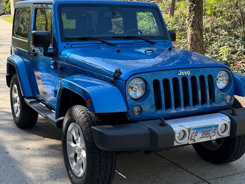 Used 2015 Jeep Wrangler Sahara w/ Connectivity Group AWD/4WD image 2