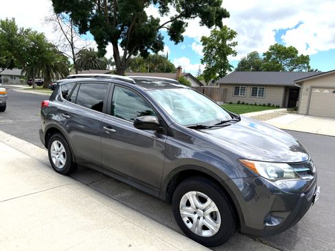 Used 2013 Toyota RAV4 LE AWD/4WD image 1
