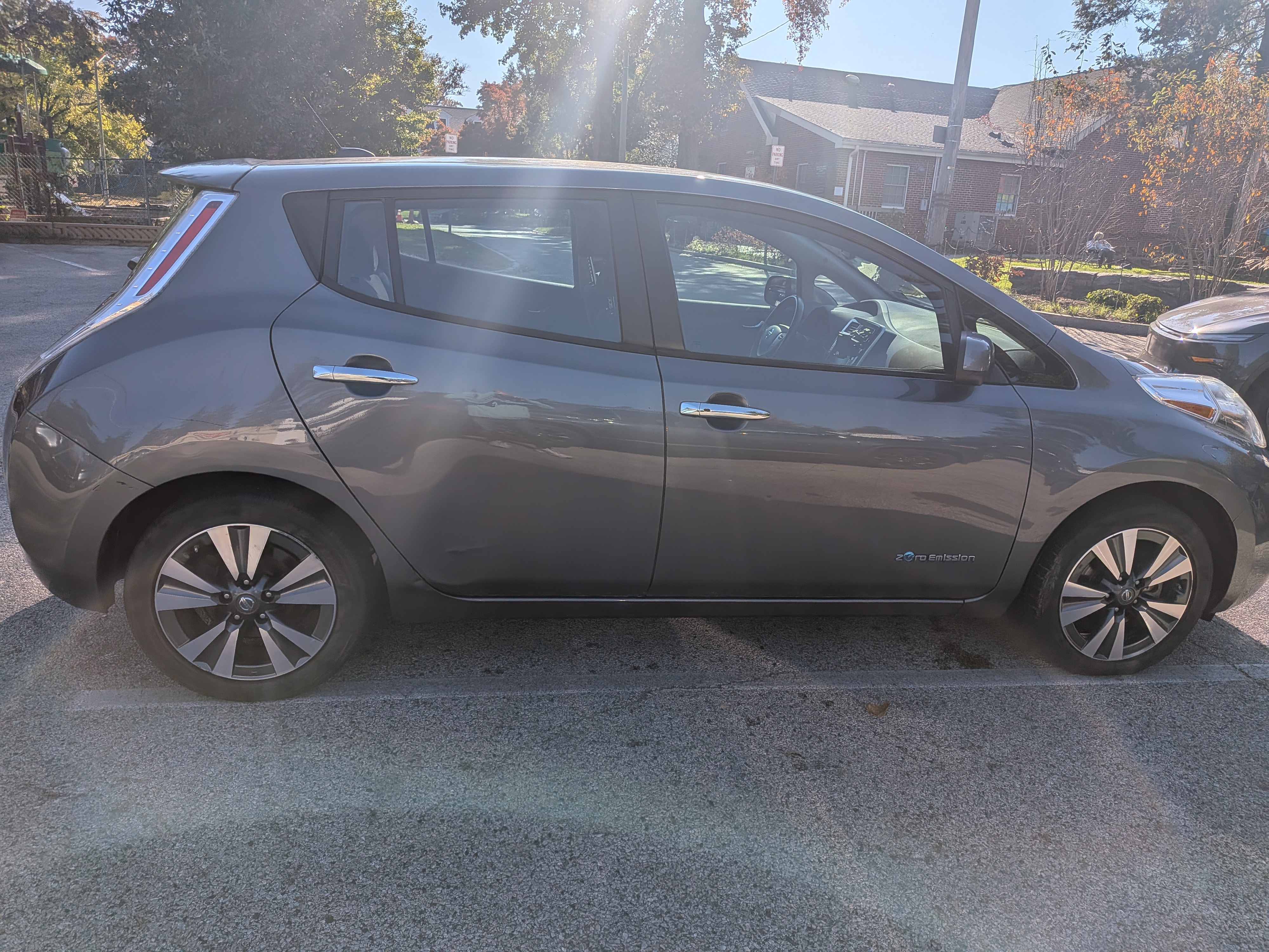Used 2016 Nissan Leaf SV w/ Premium Package FWD image 5