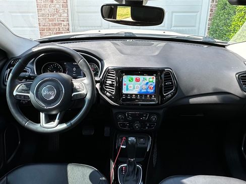 Used 2018 Jeep Compass Latitude w/ Popular Equipment Group FWD image 8