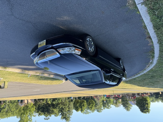 Used 2006 Lincoln Town Car Signature L RWD image 1