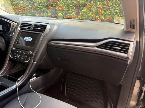 Used 2017 Ford Fusion SE w/ Fusion SE Technology Package image 8