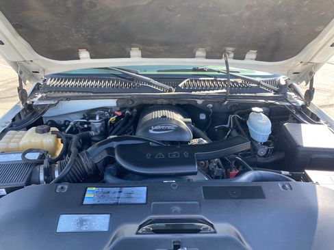 Used 2004 Chevrolet Suburban LS w/ Preferred Equipment Group RWD image 12