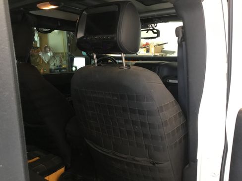 Used 2013 Jeep Wrangler Unlimited Rubicon w/ Connectivity Group AWD/4WD image 13