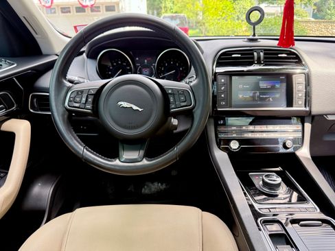 Used 2018 Jaguar F-PACE Premium AWD/4WD image 10