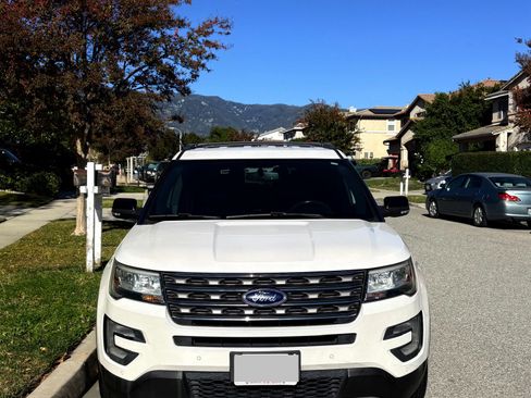 Used 2017 Ford Explorer XLT w/ Equipment Group 202A image 2