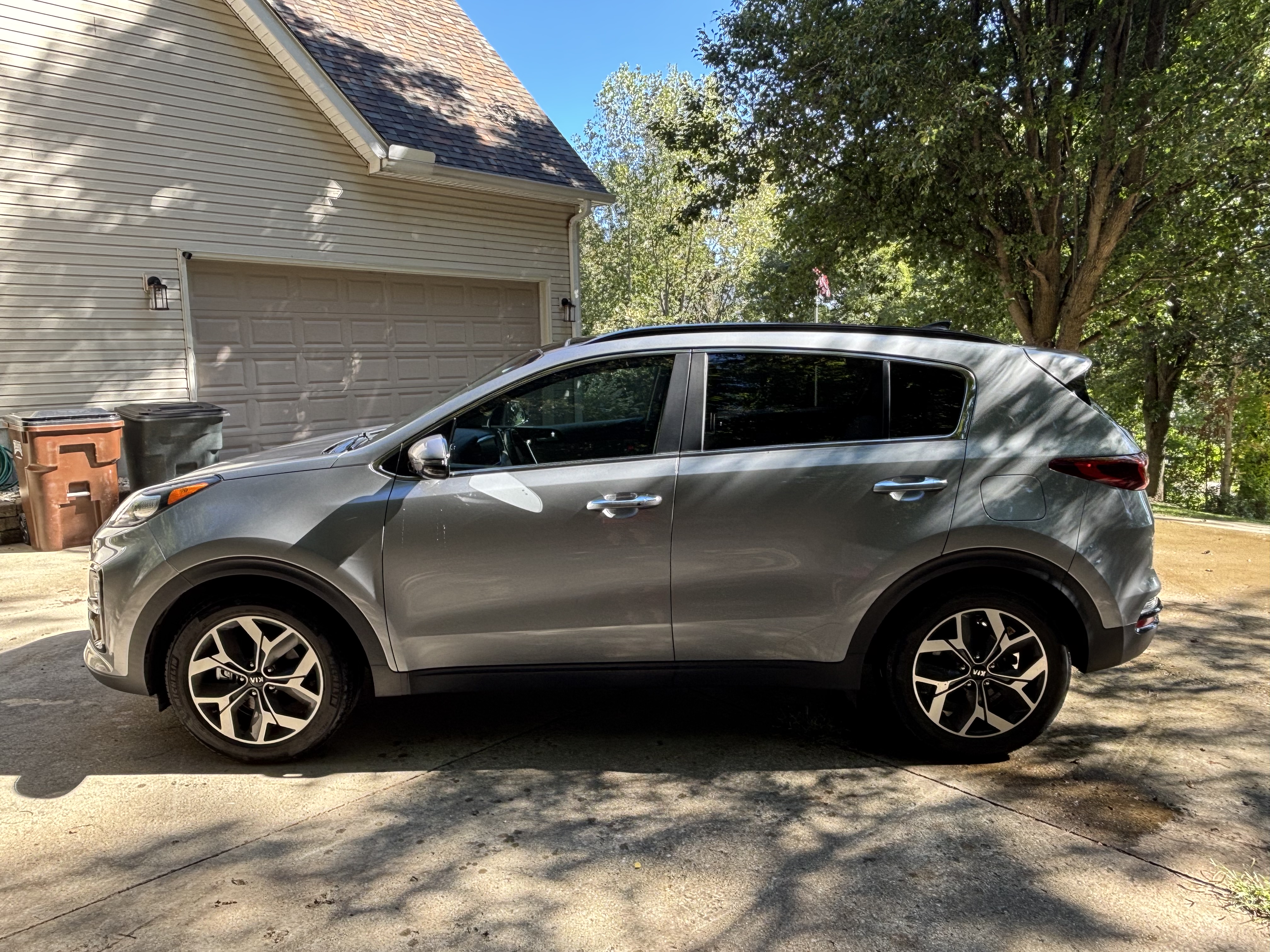 Used 2022 Kia Sportage EX FWD image 2
