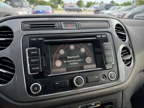 Used 2012 Volkswagen Tiguan SE image 8