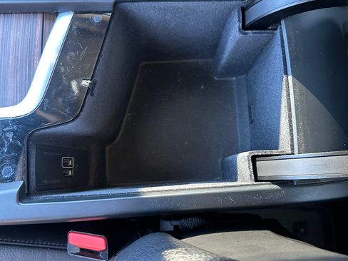 Used 2021 Volvo XC60 T6 Momentum image 12