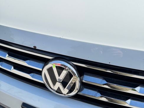 Used 2018 Volkswagen Tiguan SE AWD/4WD image 18
