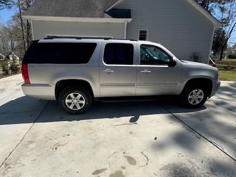 Used 2011 GMC Yukon XL SLE image 8