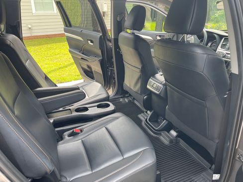 Used 2019 Toyota Highlander XLE image 12