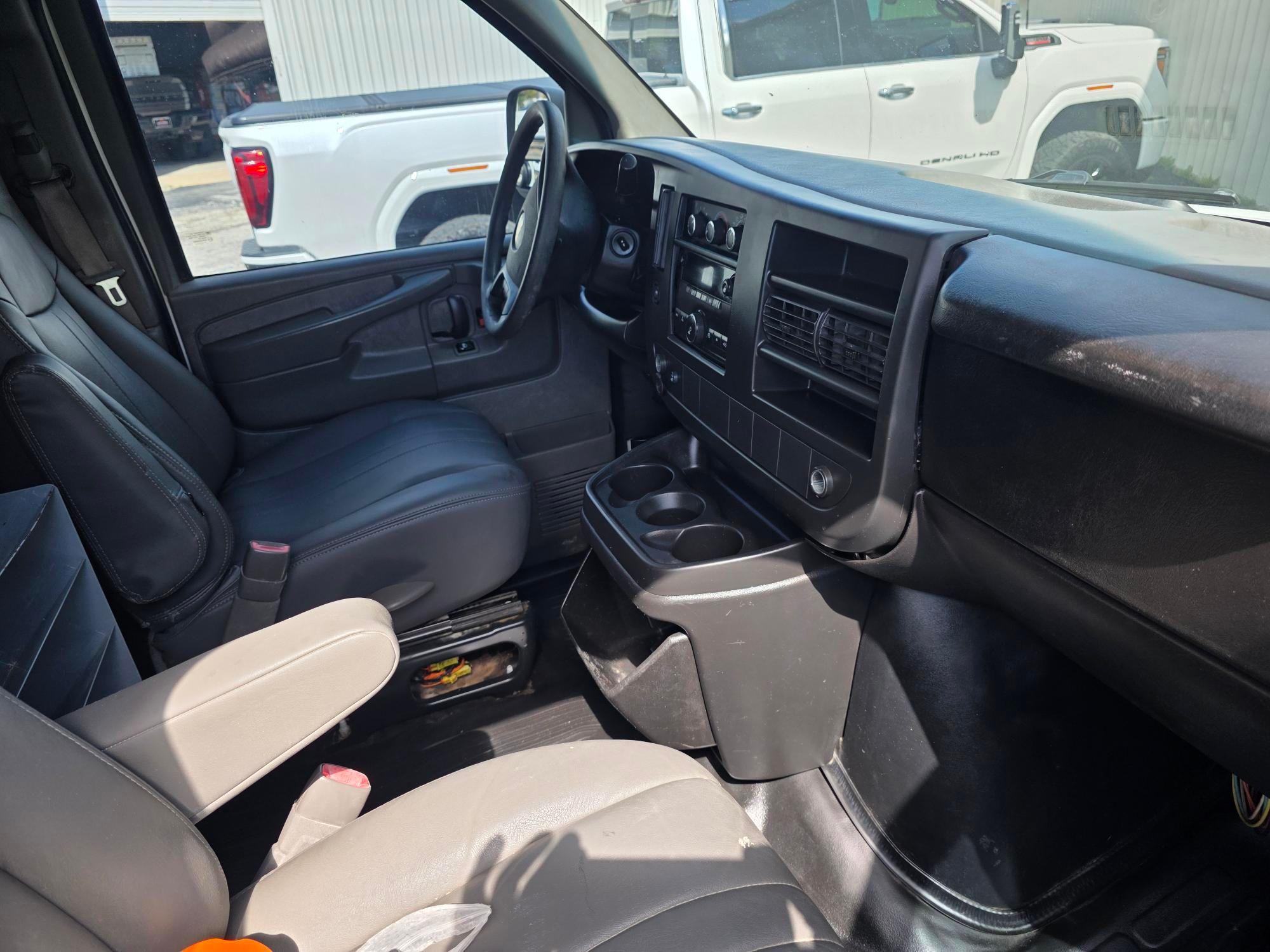 Used 2011 Chevrolet Express 2500 Extended RWD image 13