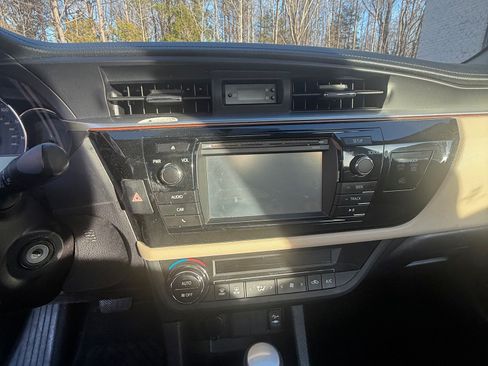 Used 2015 Toyota Corolla LE image 22