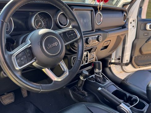 Used 2018 Jeep Wrangler Unlimited Sahara AWD/4WD image 10