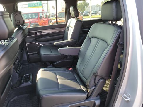 Used 2025 Jeep Wagoneer Series II AWD/4WD image 8