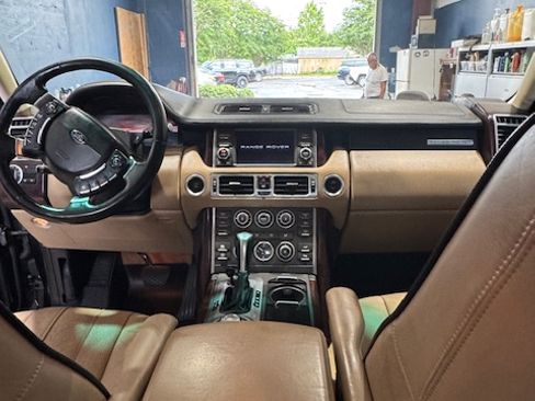 Used 2010 Land Rover Range Rover HSE LUX image 8