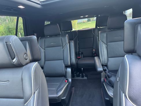 Used 2023 Cadillac Escalade Premium Luxury image 9