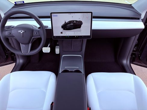 Used 2024 Tesla Model Y Performance image 17