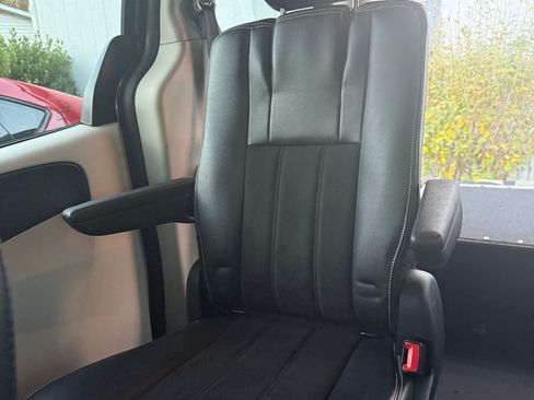 Used 2019 Dodge Grand Caravan SXT image 23