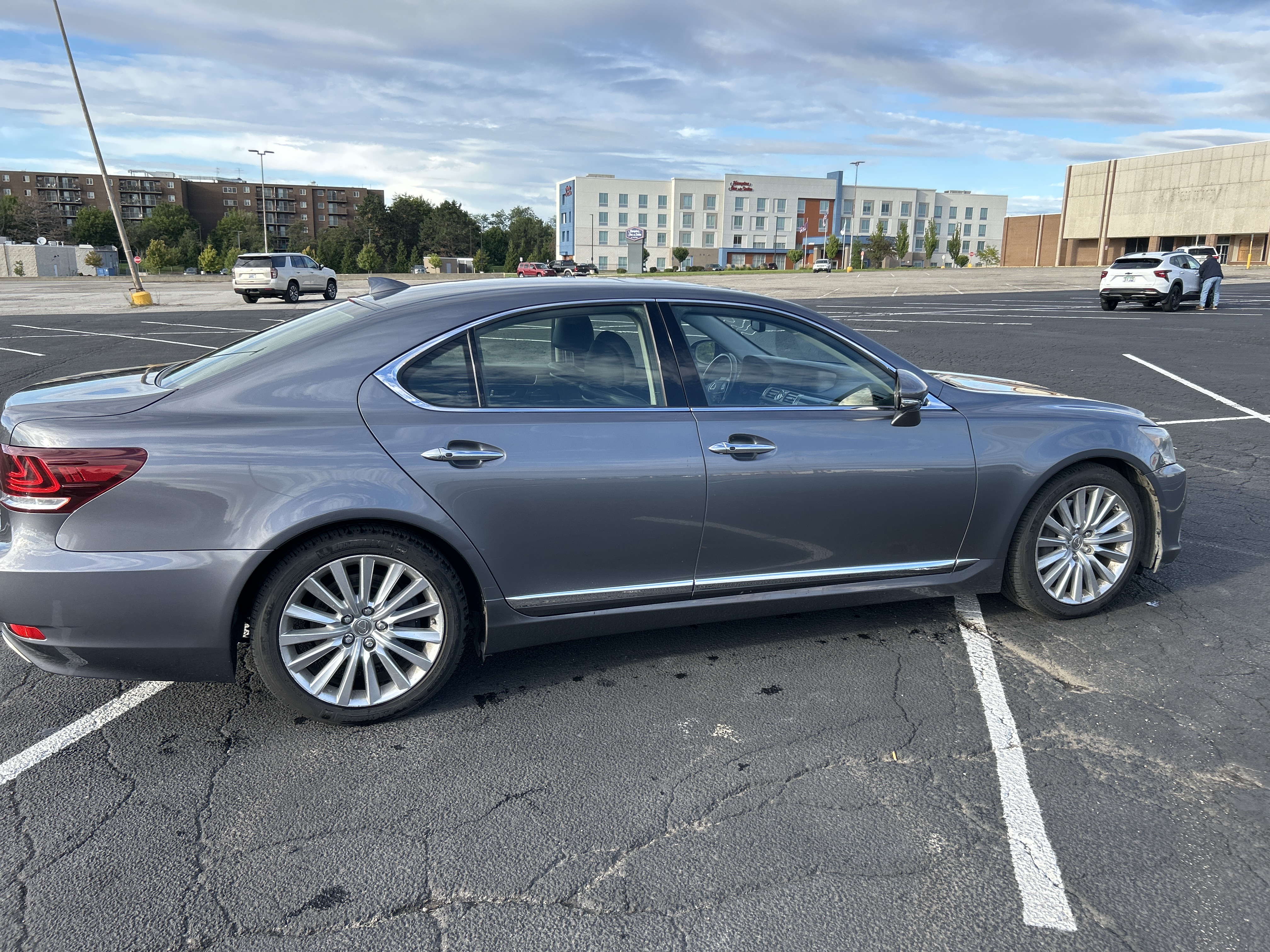 Used 2014 Lexus LS 460 AWD w/ Comfort Package image 4