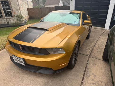 Used 2010 Ford Mustang GT Premium image 1