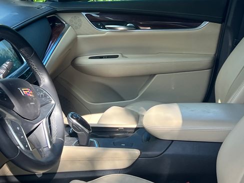 Used 2018 Cadillac XT5 Luxury w/ Driver Awareness Package FWD image 8