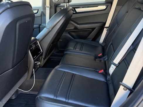 Used 2023 Porsche Cayenne Platinum Edition image 8