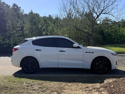 Used 2018 Maserati Levante GranLusso image 2