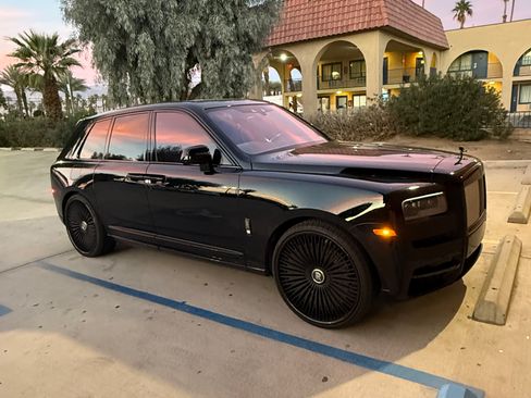 Used 2022 Rolls-Royce Cullinan Black Badge AWD/4WD image 2