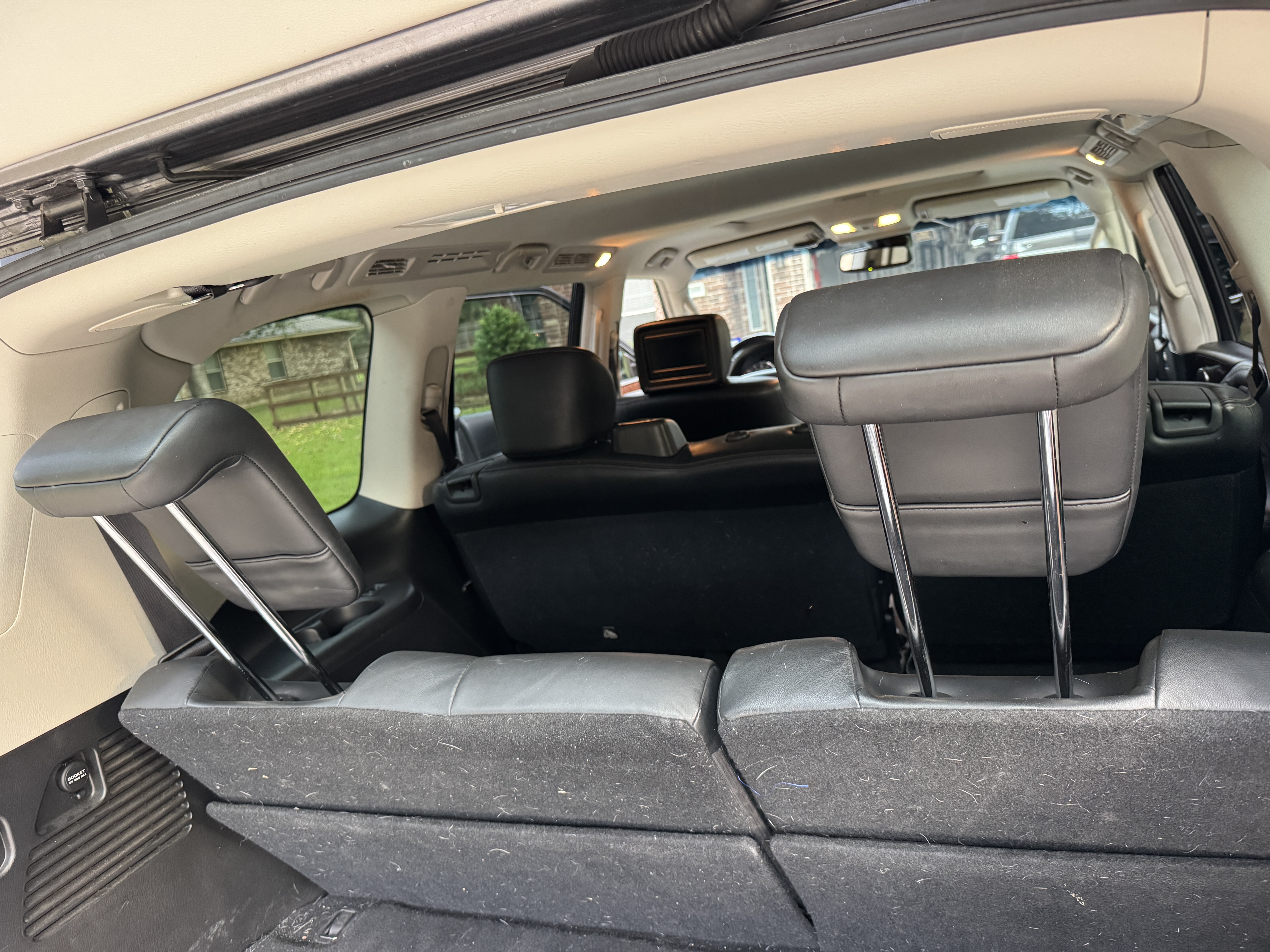 Used 2017 Nissan Armada Platinum w/ Interior Lighting Package RWD image 16