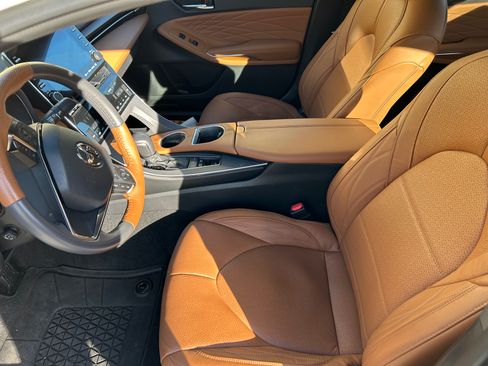 Used 2022 Toyota Avalon Limited image 9