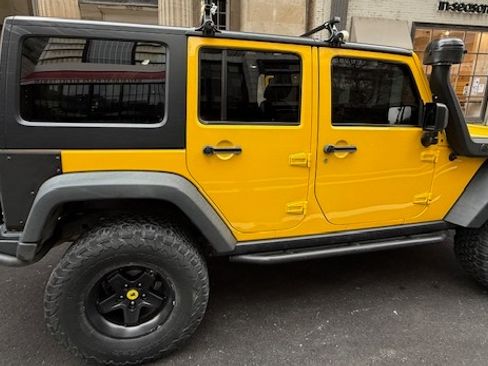 Used 2015 Jeep Wrangler Unlimited Rubicon w/ Connectivity Group image 4