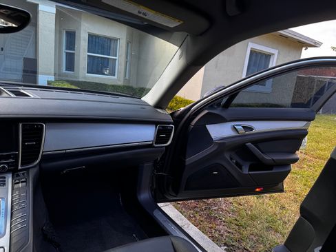 Used 2011 Porsche Panamera S image 12