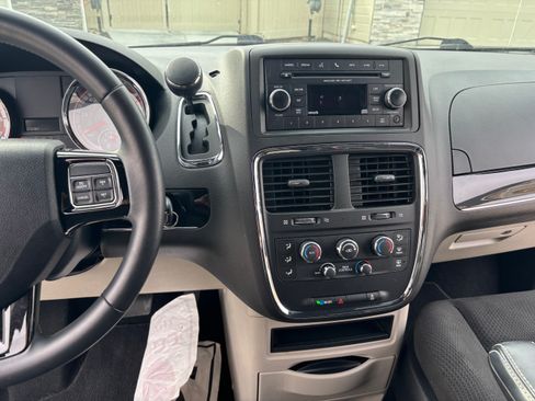 Used 2016 Dodge Grand Caravan SE image 8