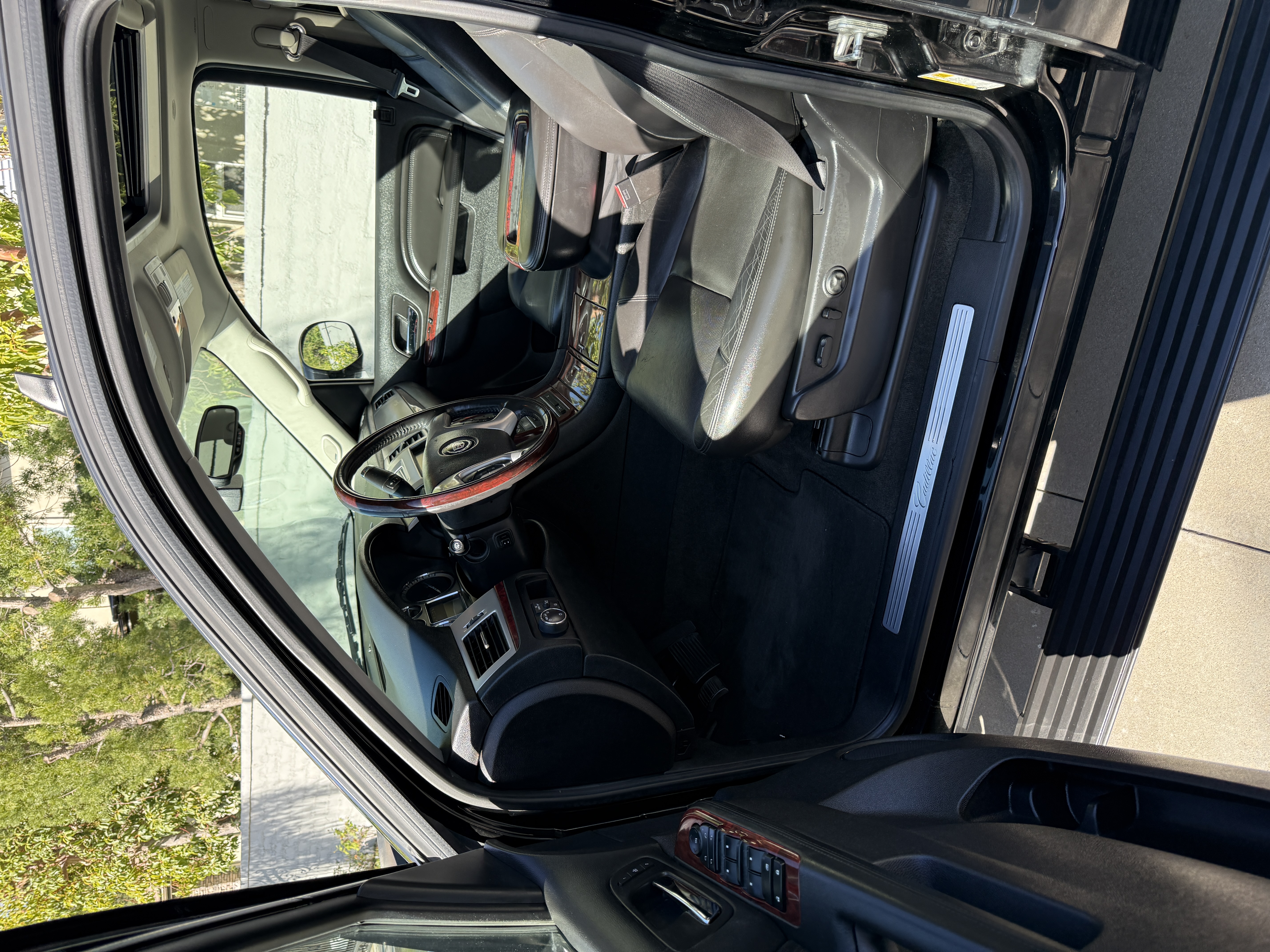 Used 2013 Cadillac Escalade ESV Premium AWD/4WD image 9
