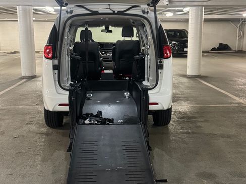 Used 2022 Chrysler Voyager LX image 2