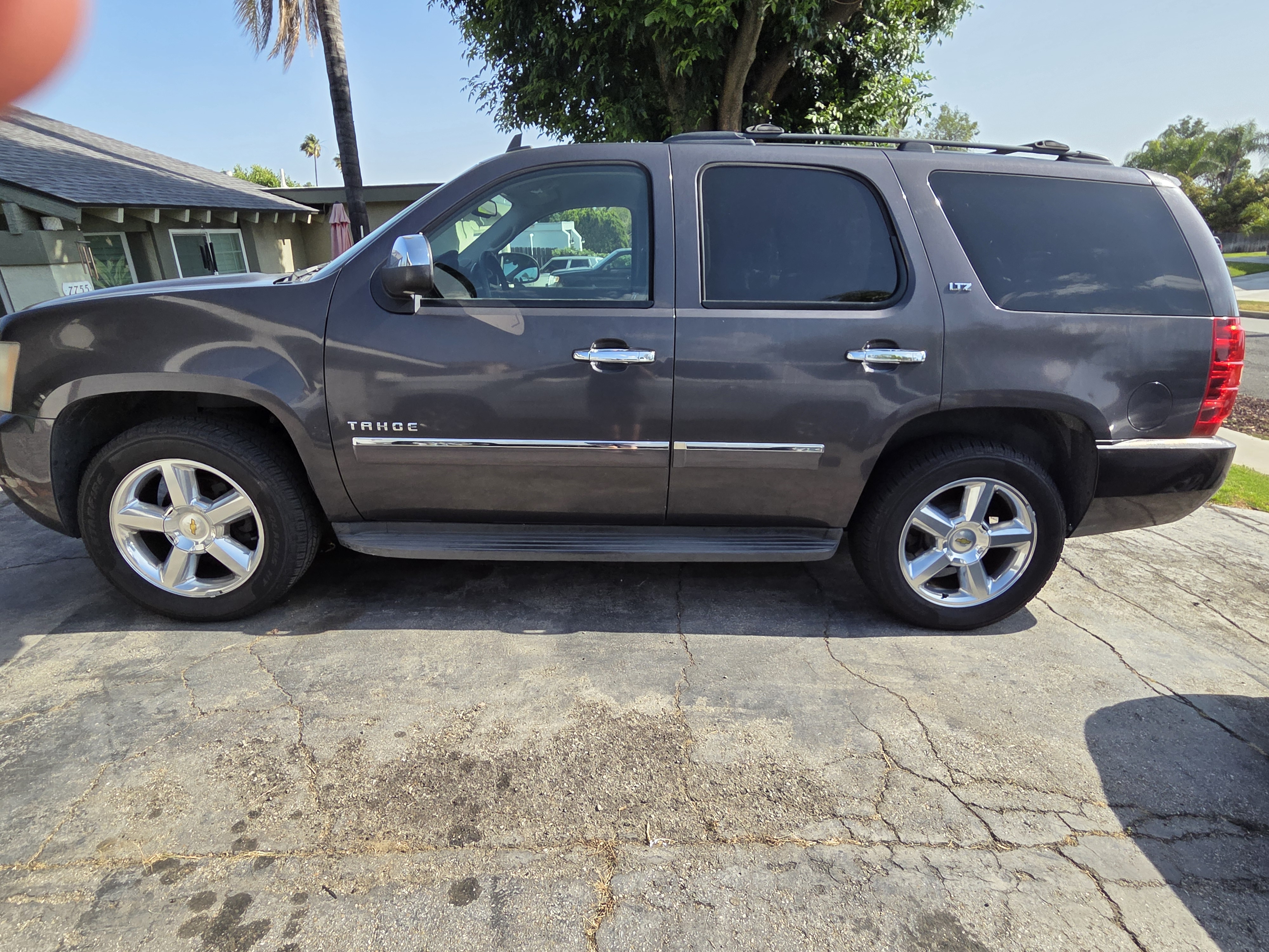 Used 2010 Chevrolet Tahoe LTZ RWD image 2