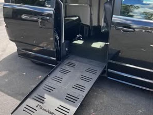 Used 2019 Dodge Grand Caravan SXT image 4