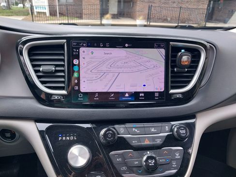 Used 2022 Chrysler Pacifica Touring-L image 21