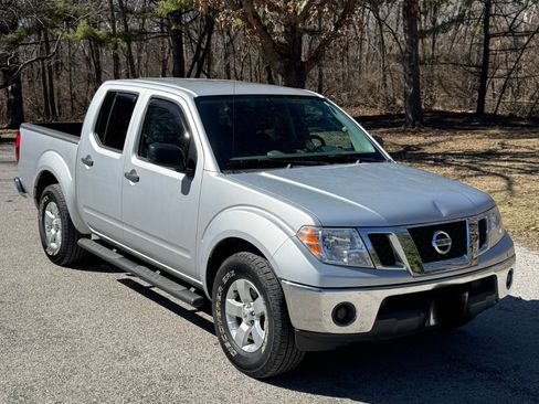 Used 2010 Nissan Frontier SE image 1