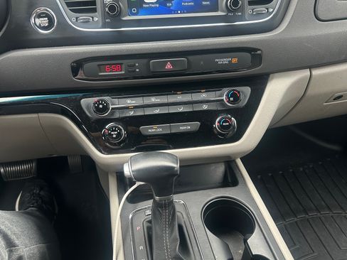 Used 2017 Kia Sedona LX w/ LX Essentials Premium Package image 4