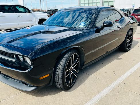 Used 2014 Dodge Challenger SXT image 4