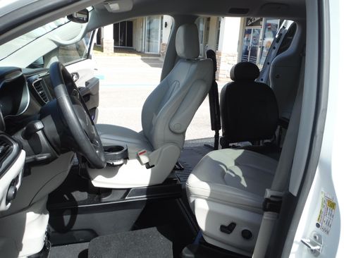 Used 2021 Chrysler Voyager Lxi FWD image 18