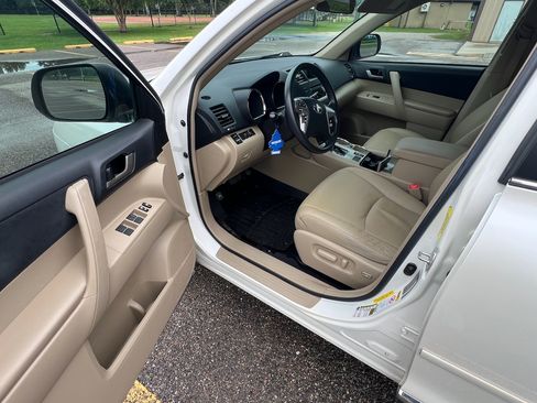Used 2012 Toyota Highlander FWD w/ Tech Pkg image 15