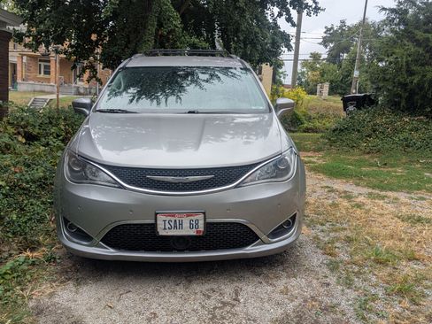 Used 2017 Chrysler Pacifica Touring-L Plus w/ Advanced Safetytec Group image 5