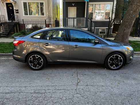 Used 2012 Ford Focus SE FWD image 2