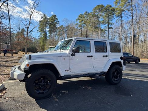 Used 2016 Jeep Wrangler Unlimited Sahara w/ Connectivity Group image 6