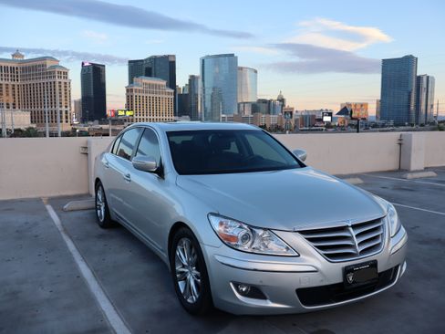 Used 2011 Hyundai Genesis 3.8 w/ Technology Pkg 4 image 2